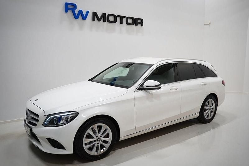 Vit Begagnad 2018 Mercedes C220 Avantgarde Kombi | 247 900 kr (Superpris) - Bild 1/4