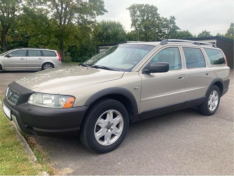 Brun Begagnad 2005 Volvo XC70 Kinetic SUV | 25 000 kr (Marknadspris) - Bild 1/4