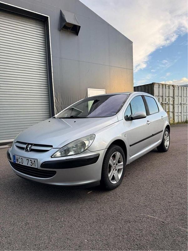 Grå Begagnad 2005 Peugeot 307 Halvkombi | 19 999 kr (Marknadspris) - Bild 1/4