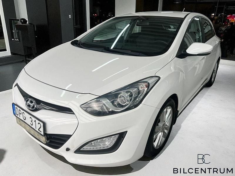 Vit Begagnad 2013 Hyundai i30 Sport Halvkombi | 57 900 kr (Marknadspris) - Bild 1/4
