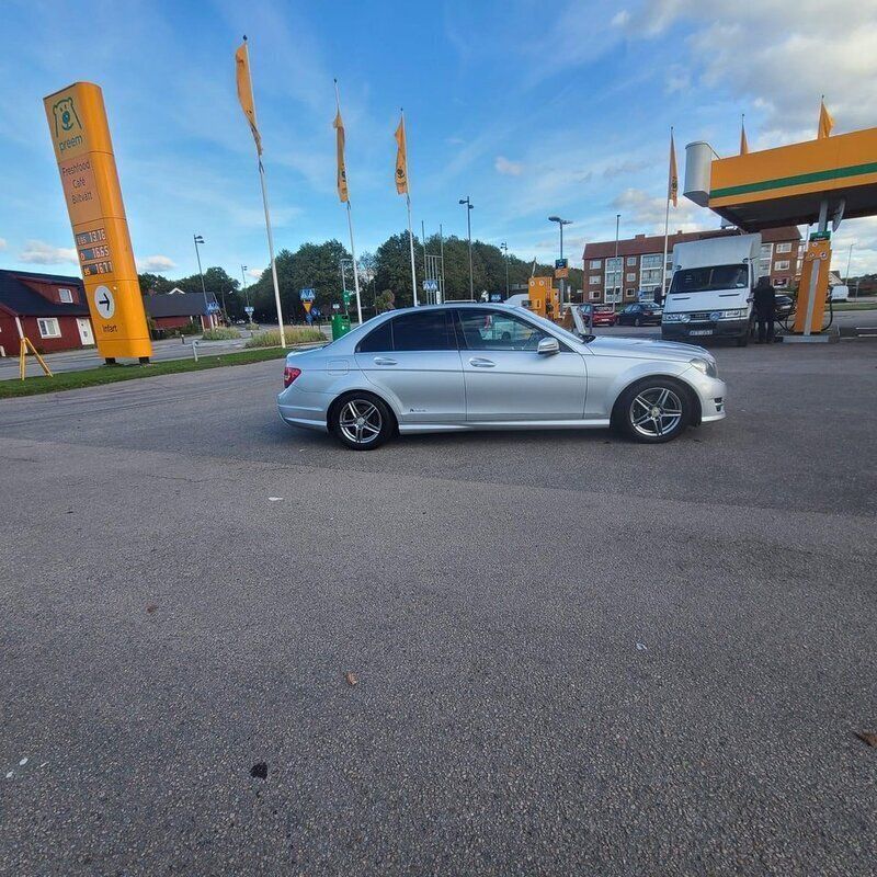 Silver Begagnad 2013 Mercedes C200 AMG Sedan | 99 000 kr (Lite dyr) - Bild 1/4