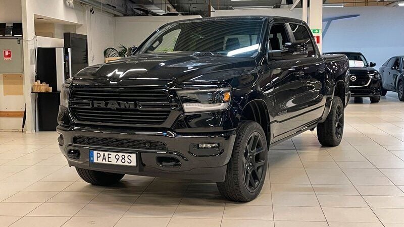 Svart Begagnad 2023 RAM 1500 Pickup | 1 249 900 kr - Bild 1/3