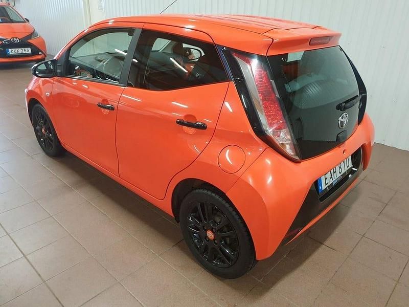 Begagnad Toyota Aygo X-cite 70 HK (51 kW) 2015 Orange (orangemetallic) Halvkombi