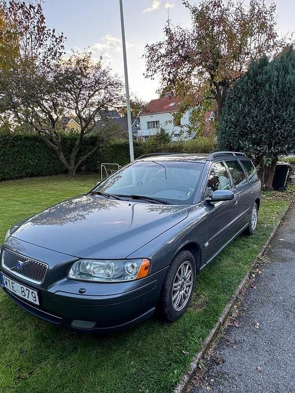 Grå Begagnad 2005 Volvo V70 Kinetic Kombi | 24 900 kr (Bra pris) - Bild 1/4