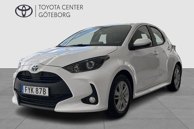 Vit Begagnad 2022 Toyota Yaris Hybrid Active Halvkombi | 209 900 kr (Marknadspris) - Bild 1/3