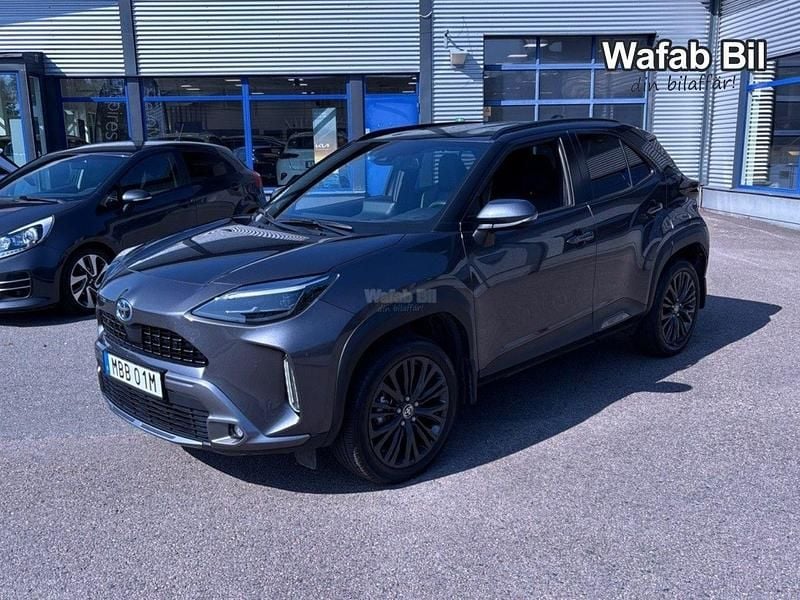 Mörkgrå (grå) Begagnad 2023 Toyota Yaris Cross SUV | 319 000 kr (Marknadspris) - Bild 1/4