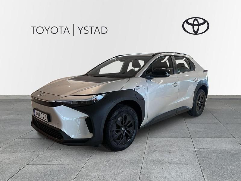 Silver Begagnad 2024 Toyota bZ4X Active SUV | 409 000 kr - Bild 1/4