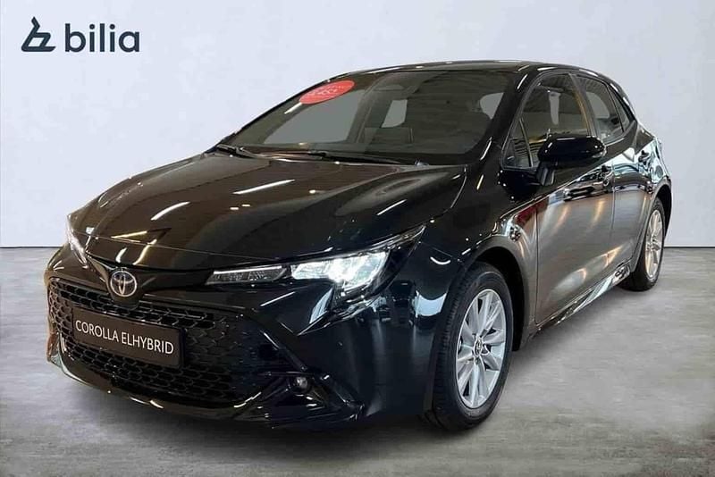 Svart Ny 2024 Toyota Corolla Hybrid Active Halvkombi | 347 500 kr (Dyr) - Bild 1/1