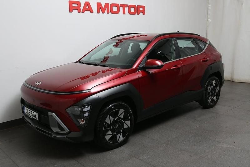 Röd Begagnad 2024 Hyundai Kona Essential SUV | 298 800 kr (Marknadspris) - Bild 1/3