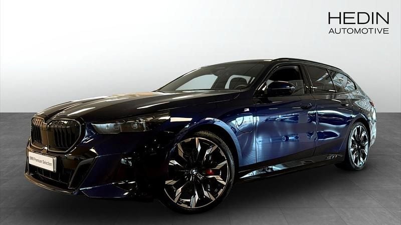 Blå (blue) Begagnad 2025 BMW 550e M Sport Kombi | 988 700 kr (Marknadspris) - Bild 1/4