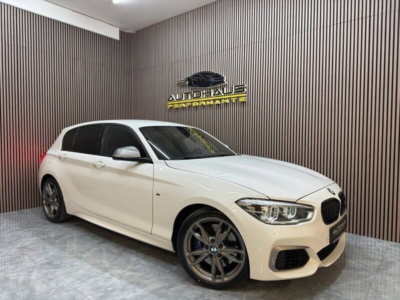 Vit Begagnad 2017 BMW M140 M Sport Halvkombi | 349 900 kr (Superpris) - Bild 1/4