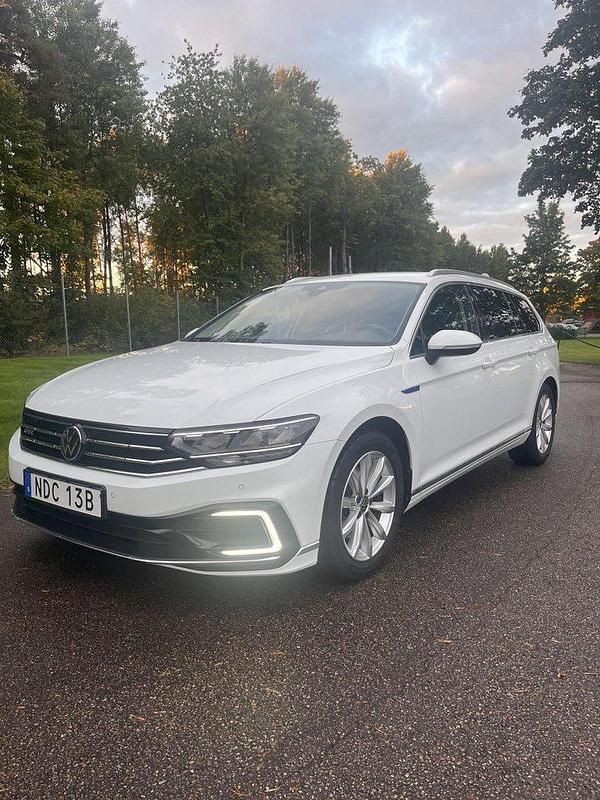 Vit Begagnad 2022 VW Passat GTE Kombi | 255 000 kr (Marknadspris) - Bild 1/4
