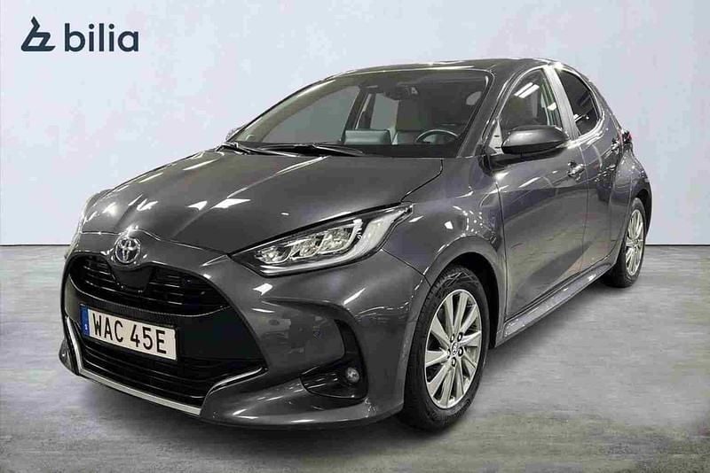 Grå Begagnad 2022 Toyota Yaris Hybrid Edition Halvkombi | 239 900 kr (Lite dyr) - Bild 1/1