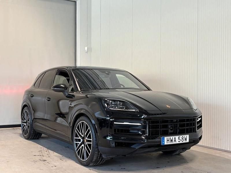 Begagnad Porsche Cayenne S E-Hybrid 520 HK (382 kW) 2024 Svart SUV