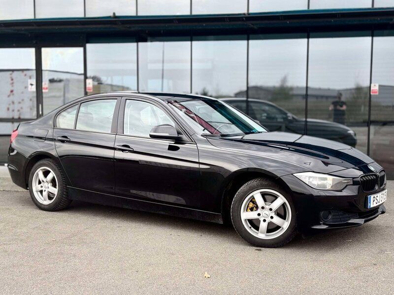 Svart Begagnad 2012 BMW 320 Sedan | 99 500 kr (Marknadspris) - Bild 1/4