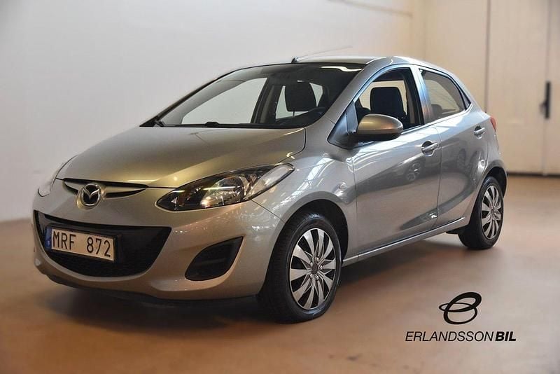 Grå Begagnad 2011 Mazda 2 Halvkombi | 89 900 kr (Marknadspris) - Bild 1/4