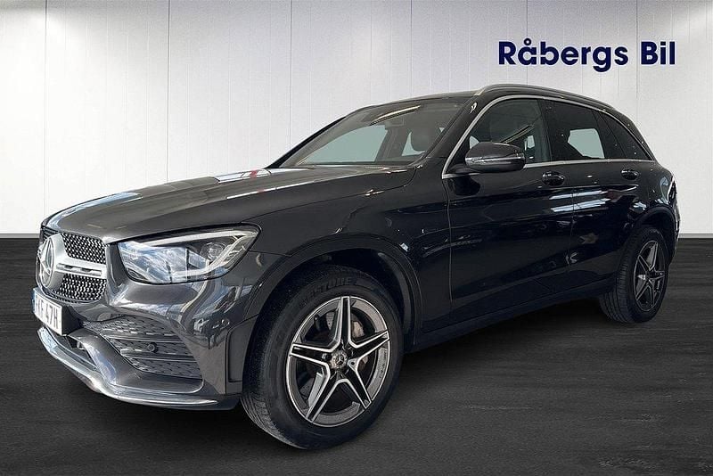 Grå Begagnad 2021 Mercedes GLC300e AMG SUV | 459 800 kr (Marknadspris) - Bild 1/4