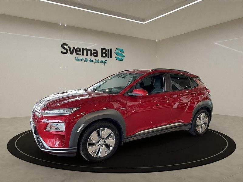 Vinrödmetallic Begagnad 2020 Hyundai Kona Pure SUV | 189 900 kr (Marknadspris) - Bild 1/4