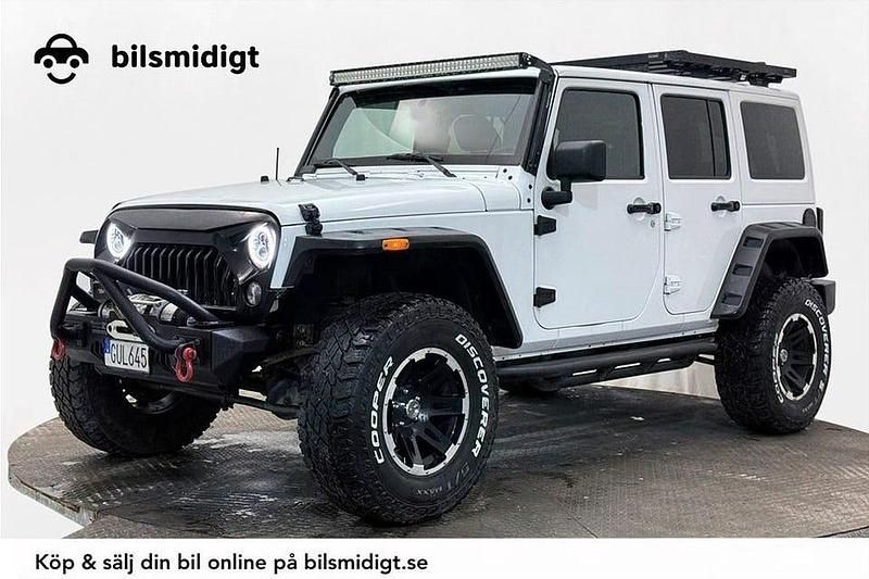 Vit Begagnad 2015 Jeep Wrangler Unlimited Sahara SUV | 374 900 kr (Lite dyr) - Bild 1/3