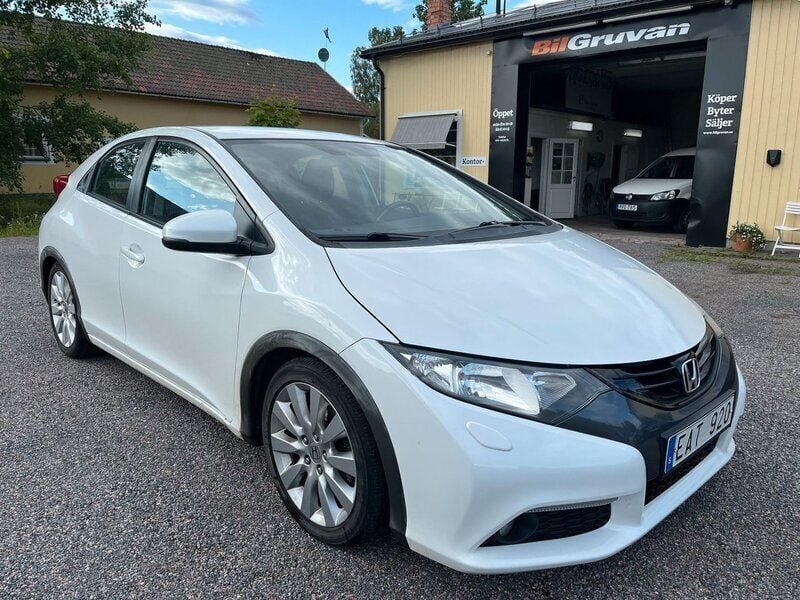 Vit Begagnad 2012 Honda Civic Sport Halvkombi | 94 900 kr (Dyr) - Bild 1/4