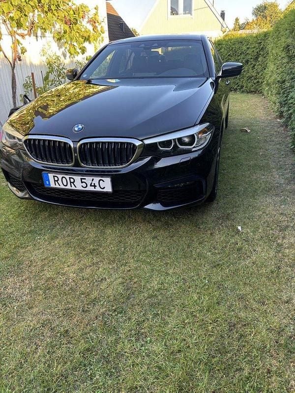 Svart Begagnad 2019 BMW 530e iPerformance Sedan | 304 000 kr (Superpris) - Bild 1/4