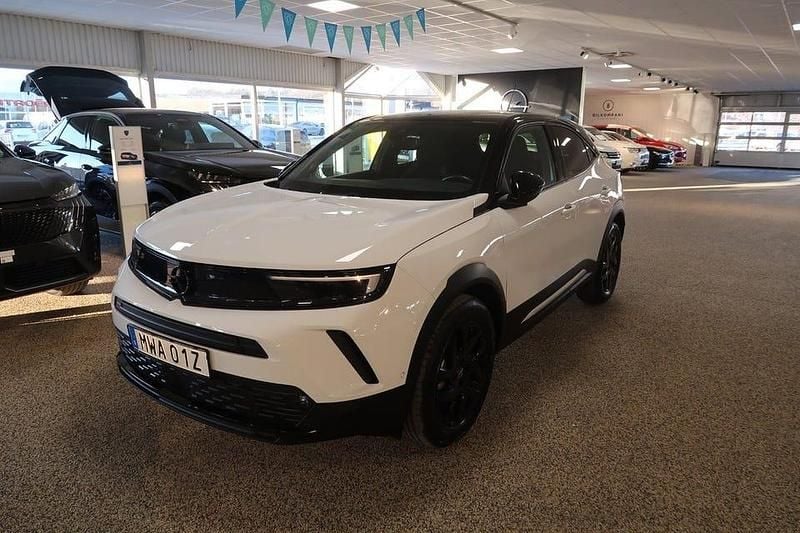 Vit Begagnad 2022 Opel Mokka-e GS Line SUV | 179 900 kr (Bra pris) - Bild 1/4