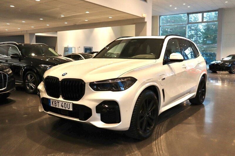 Vit Begagnad 2022 BMW X5 iPerformance SUV | 779 900 kr - Bild 1/4