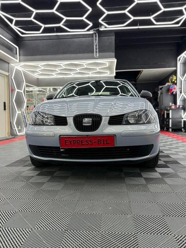 Blå Begagnad 2003 Seat Ibiza Halvkombi | 28 900 kr (Marknadspris) - Bild 1/4