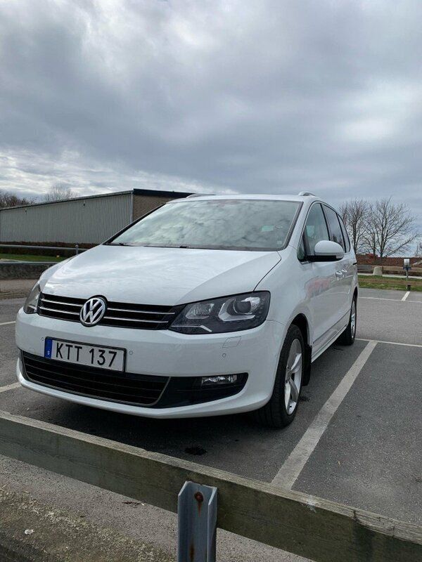 Vit Begagnad 2015 VW Sharan Minibuss | 189 900 kr (Marknadspris) - Bild 1/4