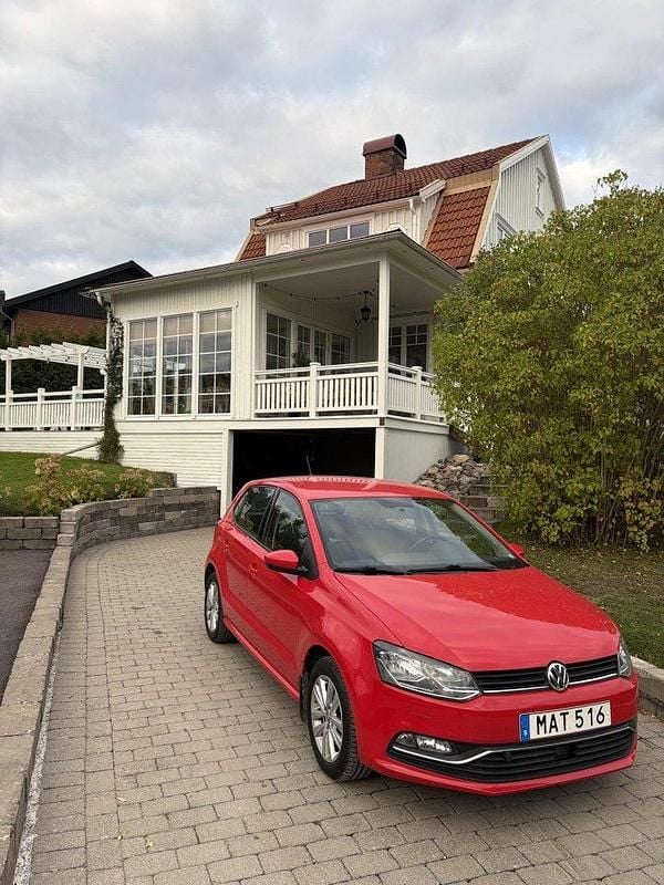 Röd Begagnad 2016 VW Polo Halvkombi | 89 000 kr (Marknadspris) - Bild 1/1