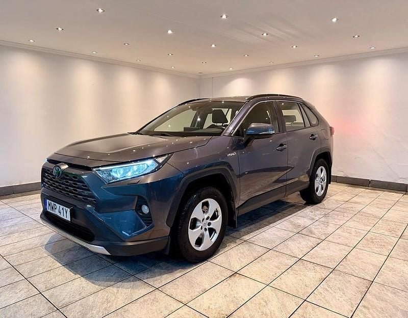 Mörkgrå Begagnad 2021 Toyota RAV4 Hybrid Active SUV | 319 700 kr (Bra pris) - Bild 1/4
