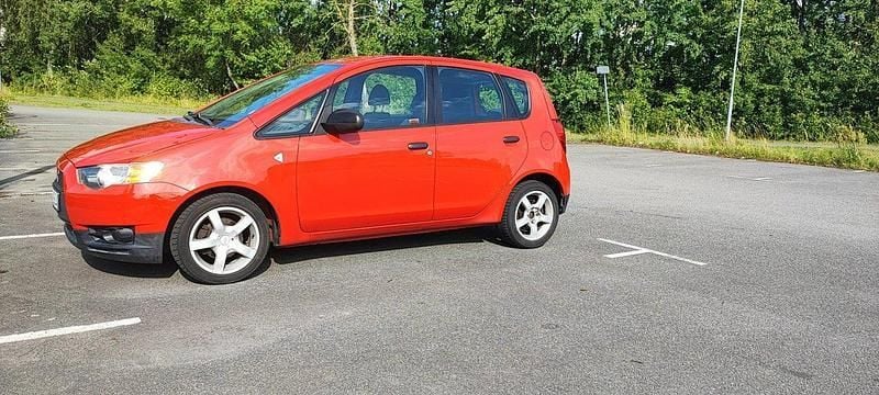 Röd Begagnad 2009 Mitsubishi Colt Halvkombi | 36 000 kr - Bild 1/4