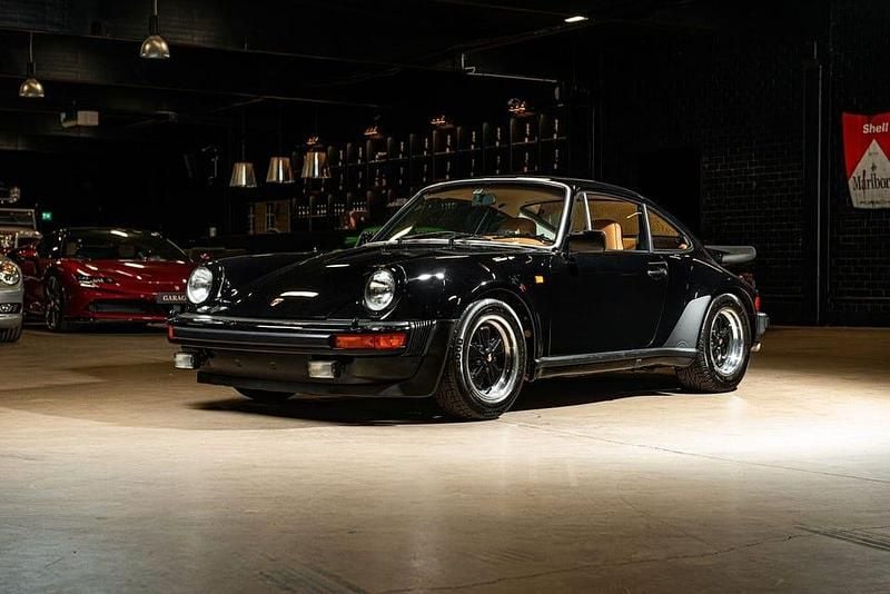 Svart Begagnad 1976 Porsche 911 Carrera Sportkupé | 1 695 930 kr - Bild 1/4