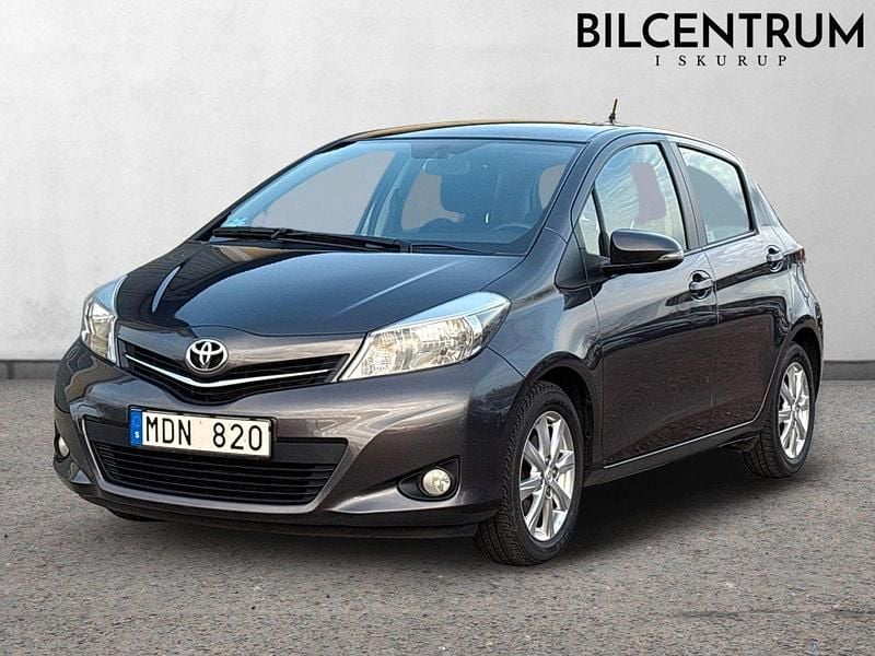 Mörkgrå (grå) Begagnad 2011 Toyota Yaris Multidrive S Halvkombi | 99 900 kr (Lite dyr) - Bild 1/4