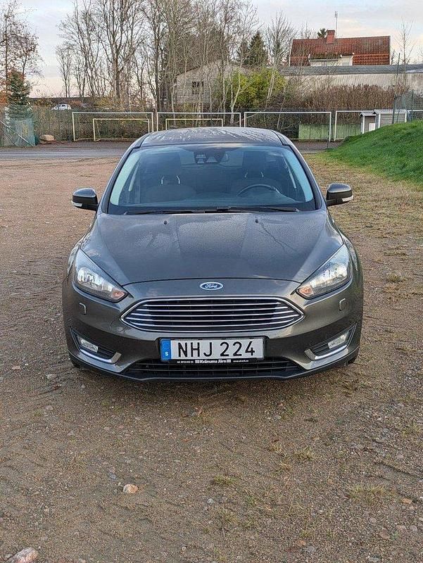 Grå Begagnad 2016 Ford Focus Kombi | 69 900 kr (Marknadspris) - Bild 1/4