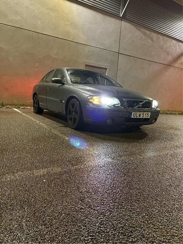Grå Begagnad 2004 Volvo S60 Sedan | 29 500 kr (Marknadspris) - Bild 1/4