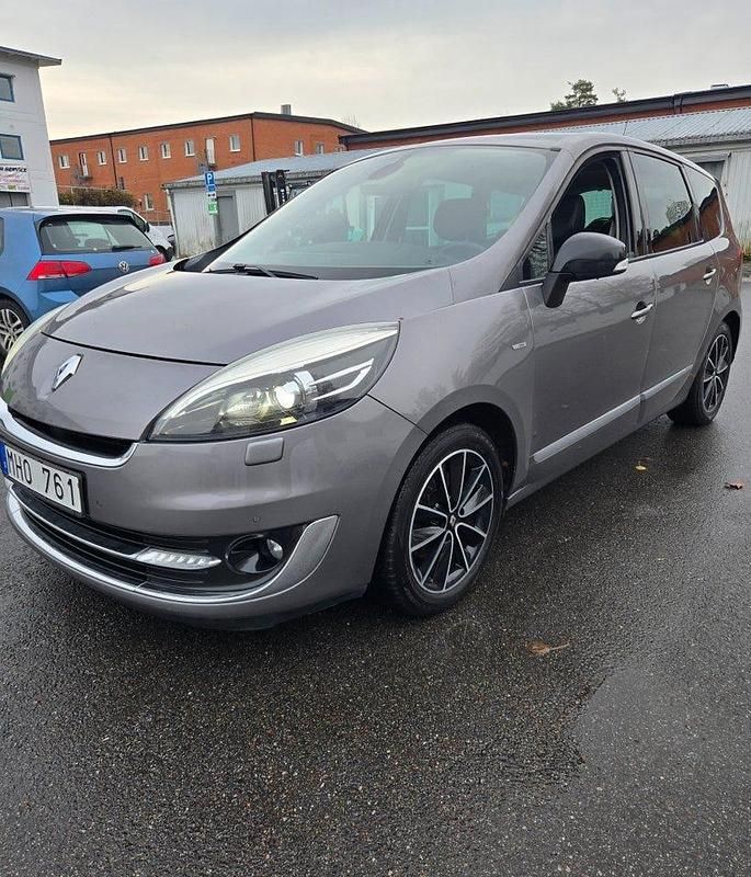 Gråmetalic Begagnad 2012 Renault Grand Scénic Bose Edition Minibuss | 54 900 kr (Marknadspris) - Bild 1/4