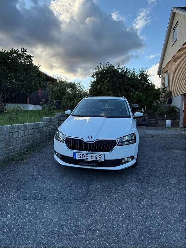 Vit Begagnad 2019 Skoda Fabia Style Kombi | 125 000 kr (Marknadspris) - Bild 1/4
