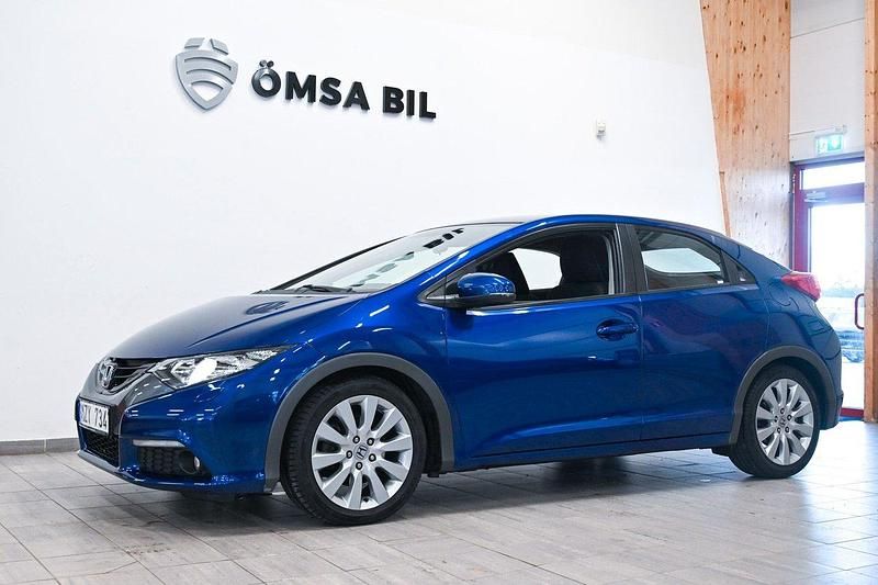 Mörkblå Begagnad 2012 Honda Civic Sport Halvkombi | 98 800 kr (Marknadspris) - Bild 1/4