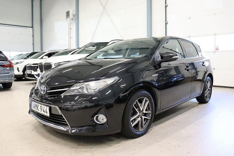 Svart Begagnad 2014 Toyota Auris Hybrid Edition Halvkombi | 139 700 kr (Marknadspris) - Bild 1/4