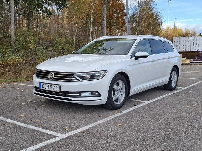Vit Begagnad 2017 VW Passat Kombi | 115 000 kr (Superpris) - Bild 1/4