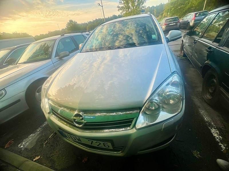 Begagnad Opel Astra 110 HK (80 kW) 2010 Grå metallisk