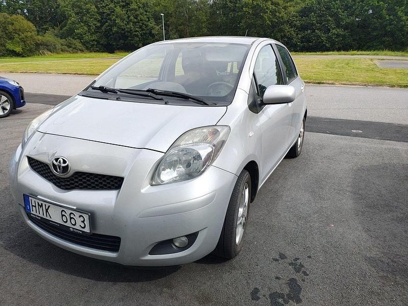 Silver Begagnad 2010 Toyota Yaris Halvkombi | 45 000 kr (Marknadspris) - Bild 1/4