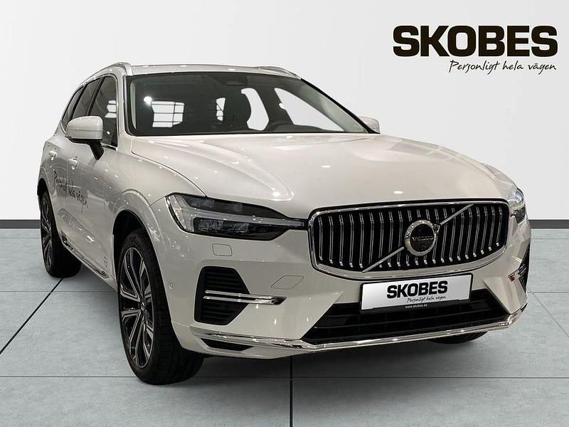 Vit Begagnad 2025 Volvo XC60 Plus SUV | 679 900 kr - Bild 1/3