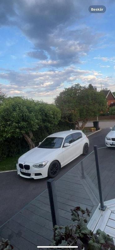 Vit Begagnad 2013 BMW 118 M Sport Halvkombi | 105 000 kr (Marknadspris) - Bild 1/4