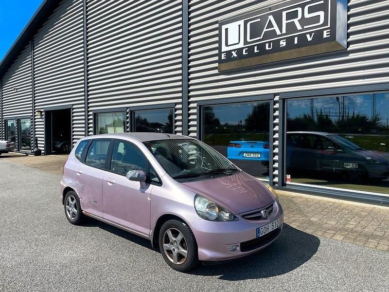 Ljusröd Begagnad 2007 Honda Jazz Halvkombi | 39 900 kr (Bra pris) - Bild 1/4
