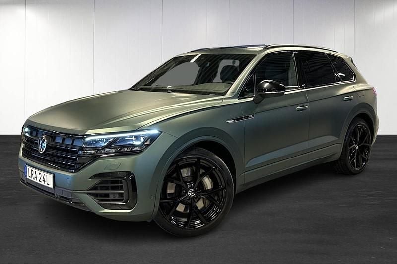 Grå (grey) Begagnad 2023 VW Touareg R SUV | 750 000 kr (Marknadspris) - Bild 1/4