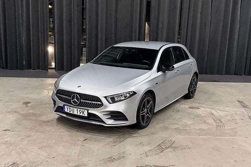 Silver Begagnad 2021 Mercedes A250 AMG Halvkombi | 269 900 kr (Marknadspris) - Bild 1/4