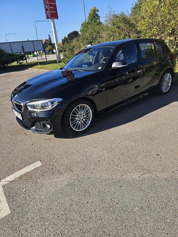 Svart Begagnad 2018 BMW 118 M Sport Halvkombi | 179 000 kr (Marknadspris) - Bild 1/4