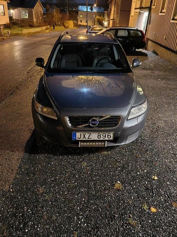 Grå Begagnad 2011 Volvo V50 Kinetic Kombi | 43 000 kr (Marknadspris) - Bild 1/4